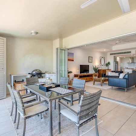 Island Views Beachfront Apartments Palm Cove Exteriör bild
