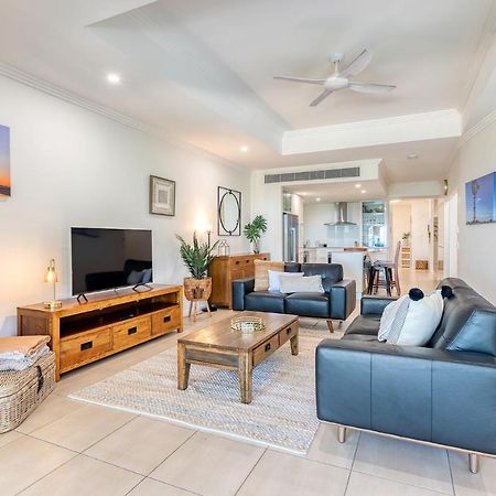 Island Views Beachfront Apartments Palm Cove Exteriör bild