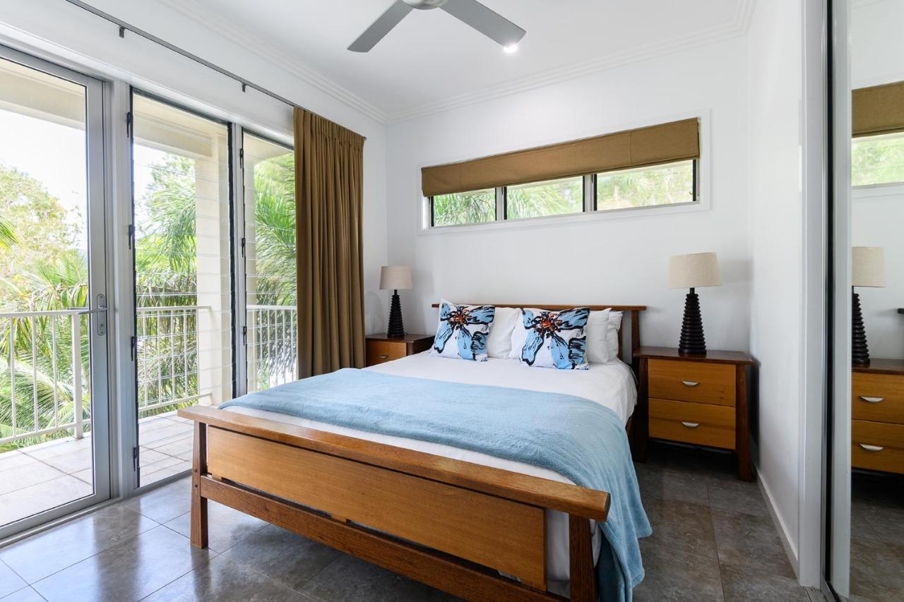 Island Views Beachfront Apartments Palm Cove Exteriör bild