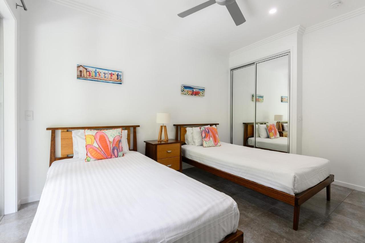 Island Views Beachfront Apartments Palm Cove Exteriör bild