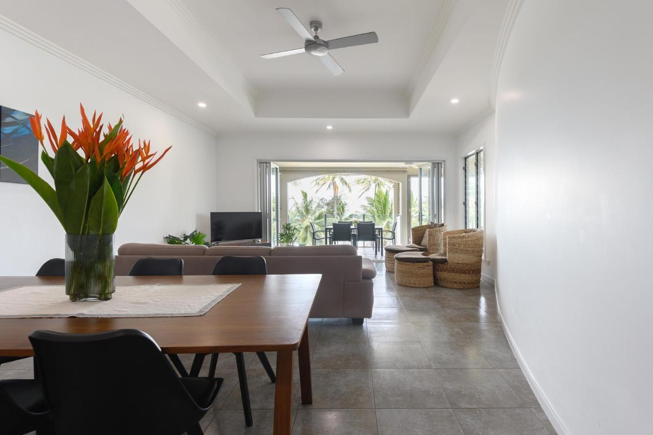 Island Views Beachfront Apartments Palm Cove Exteriör bild