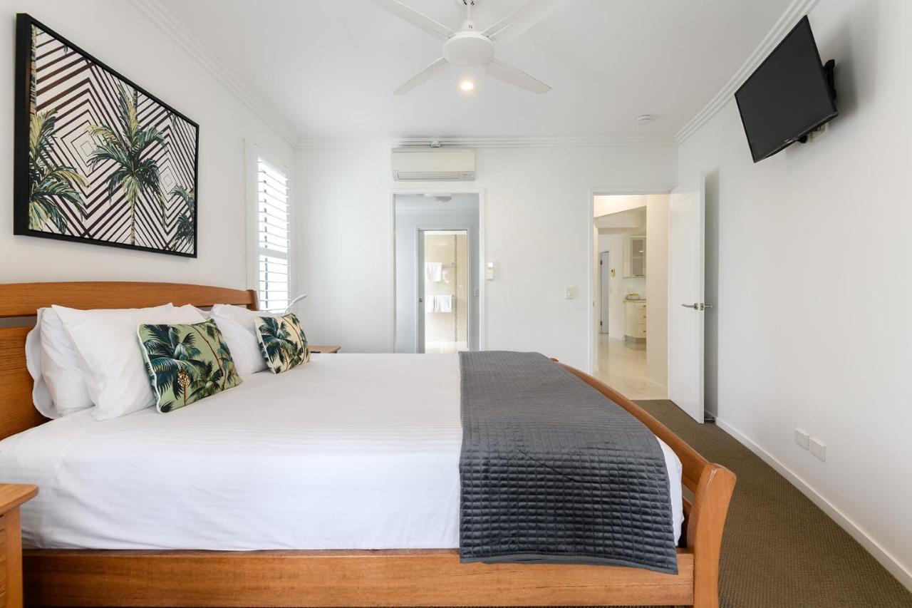 Island Views Beachfront Apartments Palm Cove Exteriör bild