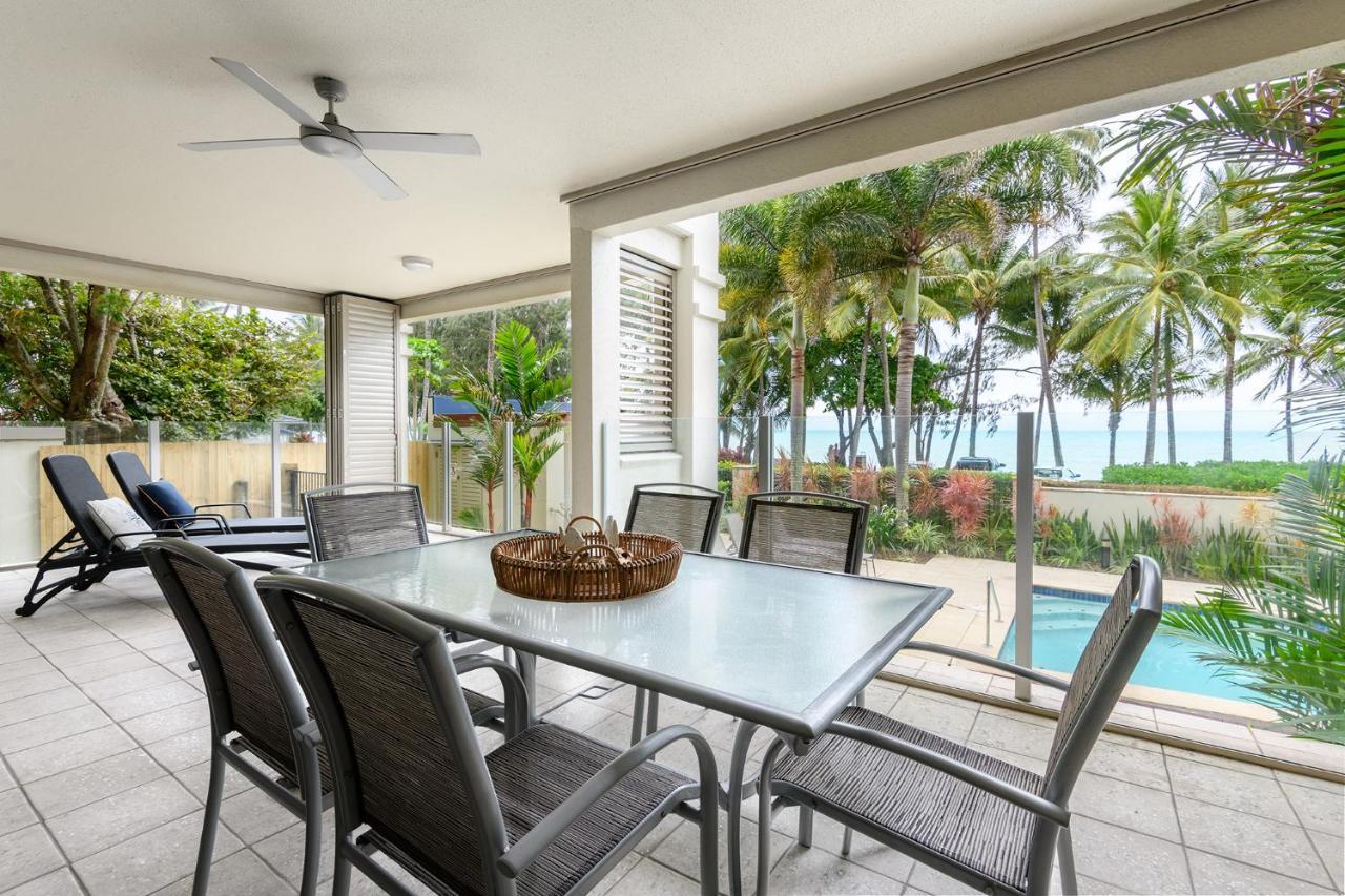 Island Views Beachfront Apartments Palm Cove Exteriör bild
