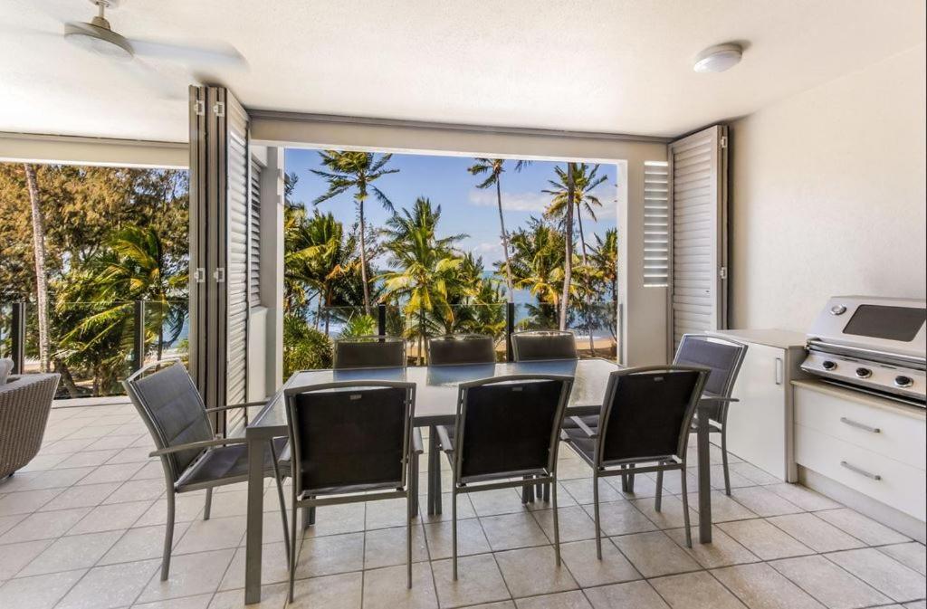 Island Views Beachfront Apartments Palm Cove Exteriör bild