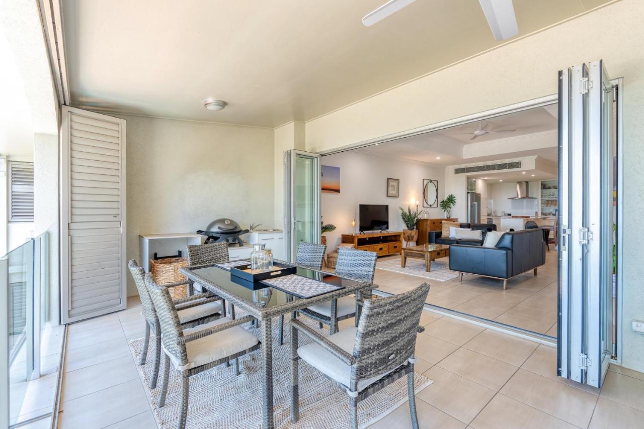 Island Views Beachfront Apartments Palm Cove Exteriör bild