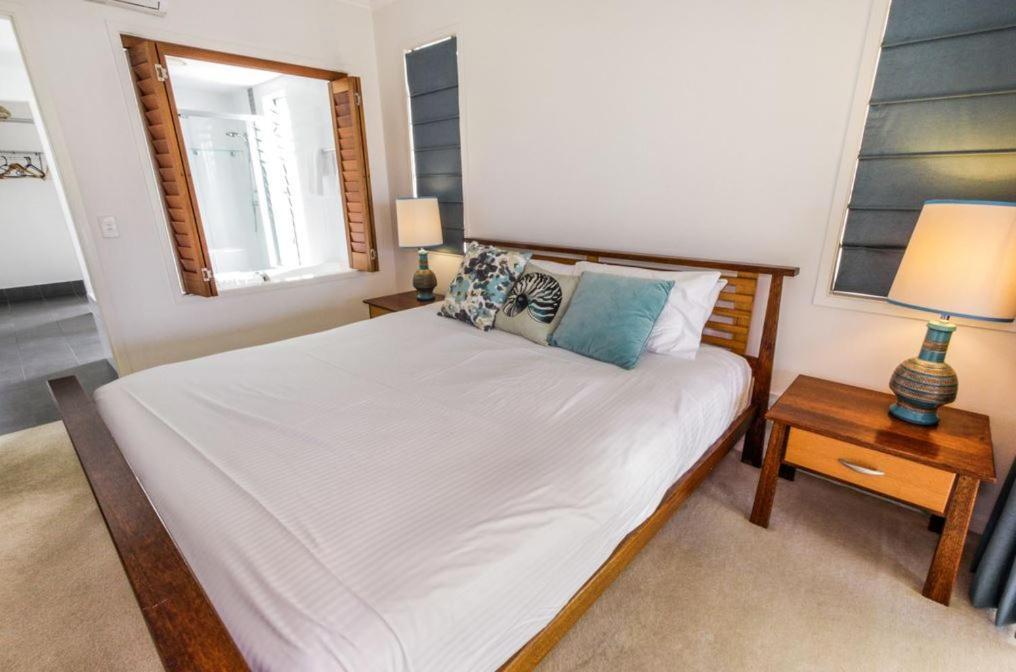 Island Views Beachfront Apartments Palm Cove Exteriör bild