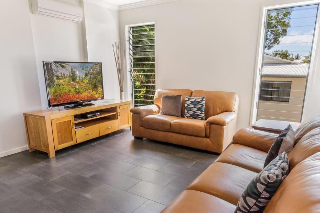 Island Views Beachfront Apartments Palm Cove Exteriör bild