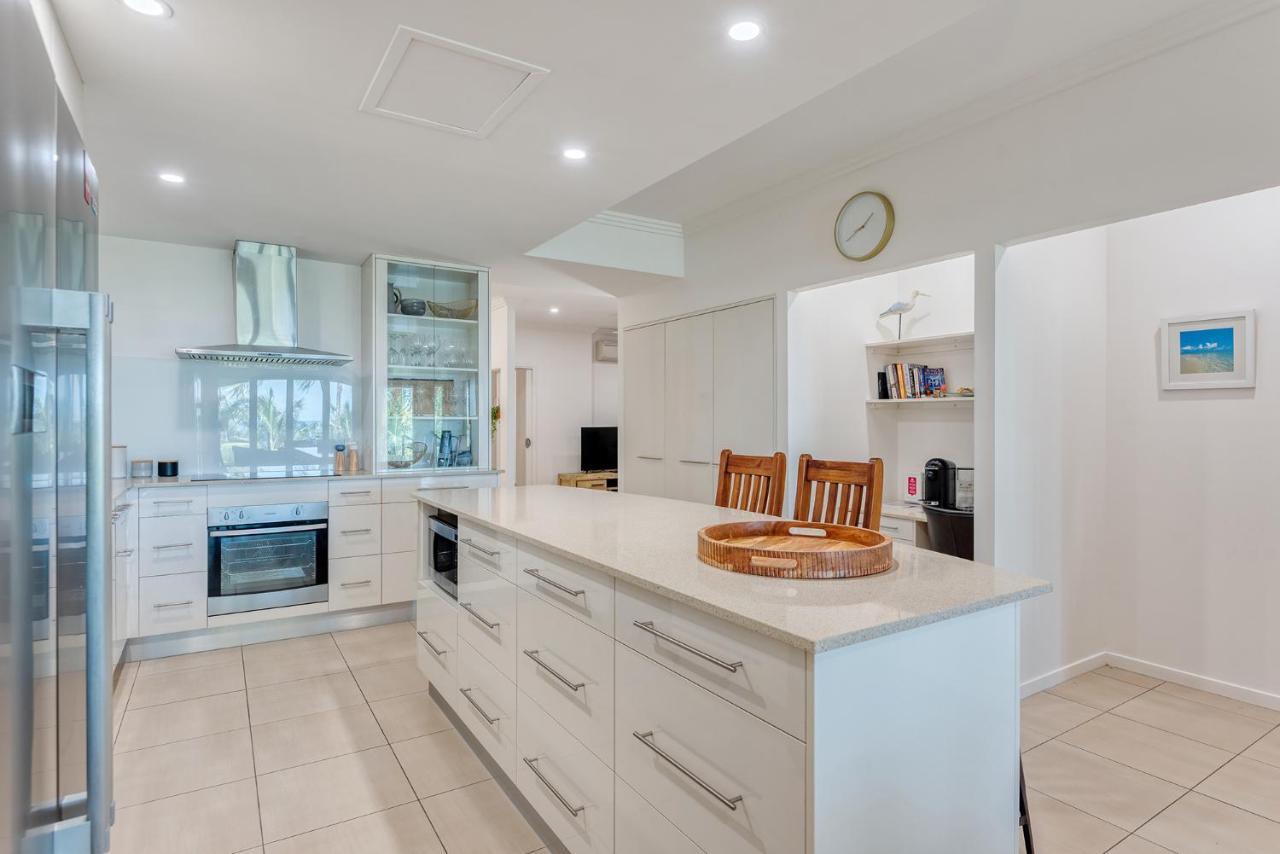 Island Views Beachfront Apartments Palm Cove Exteriör bild