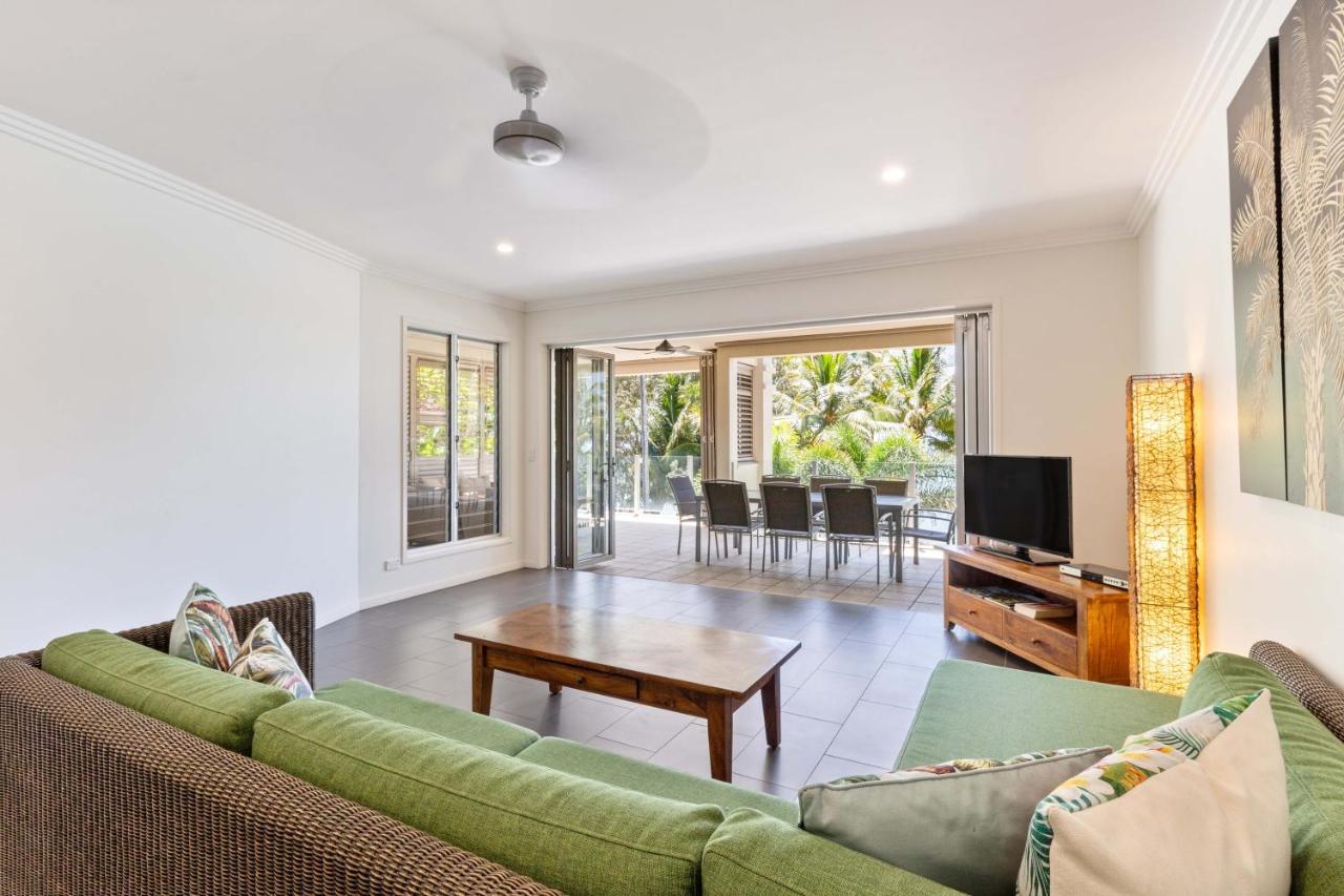 Island Views Beachfront Apartments Palm Cove Exteriör bild
