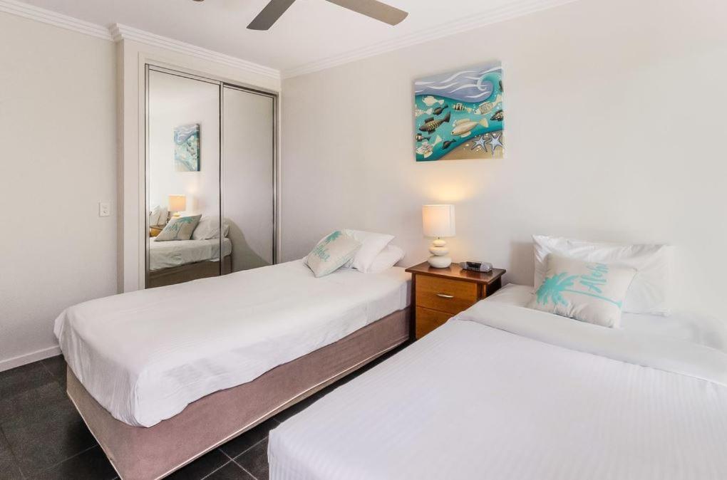Island Views Beachfront Apartments Palm Cove Exteriör bild