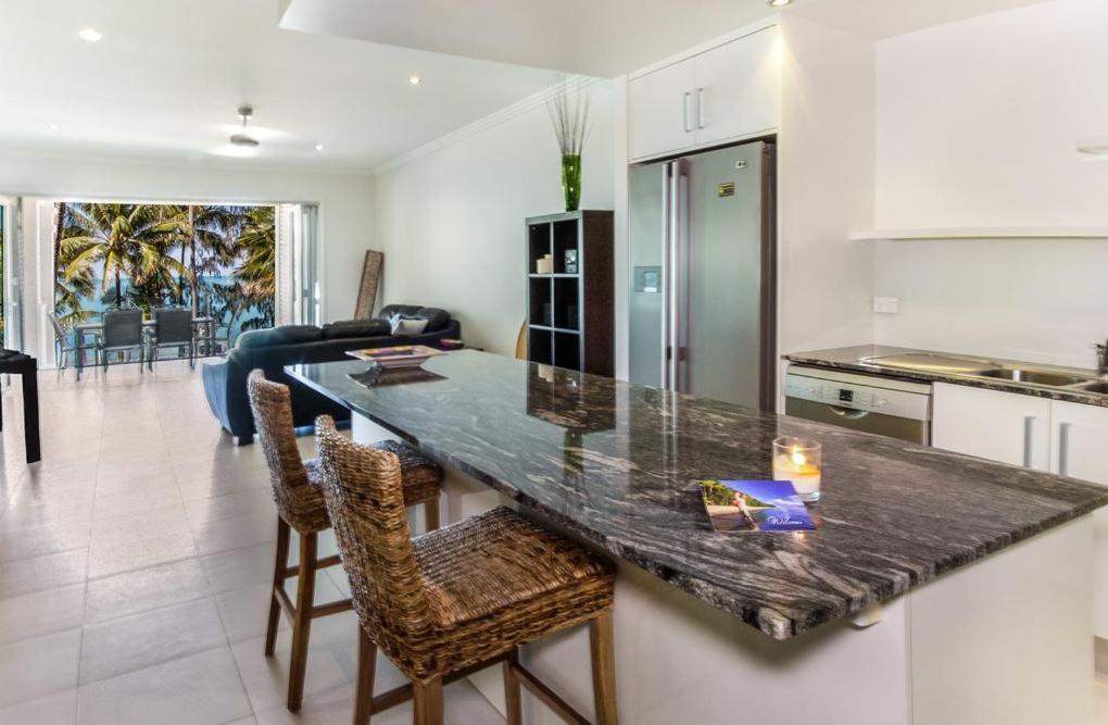 Island Views Beachfront Apartments Palm Cove Exteriör bild