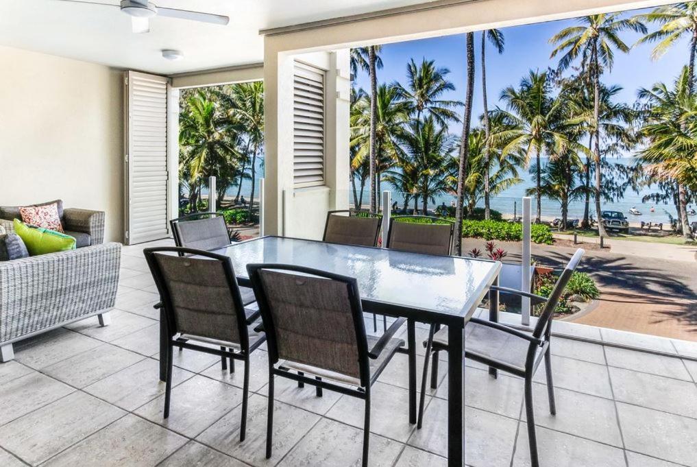 Island Views Beachfront Apartments Palm Cove Exteriör bild