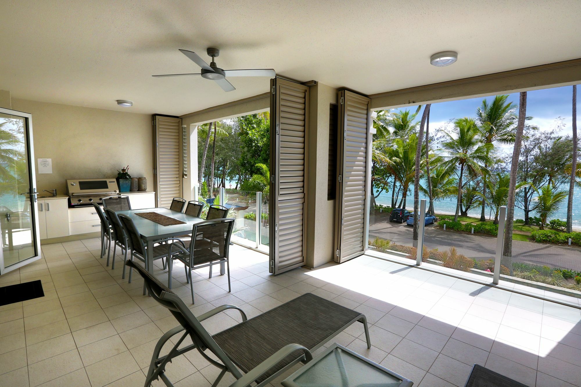 Island Views Beachfront Apartments Palm Cove Exteriör bild