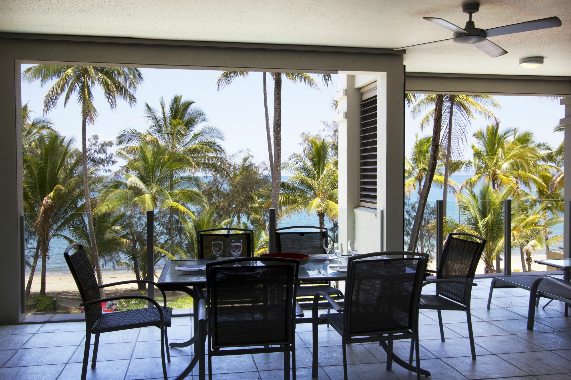 Island Views Beachfront Apartments Palm Cove Exteriör bild