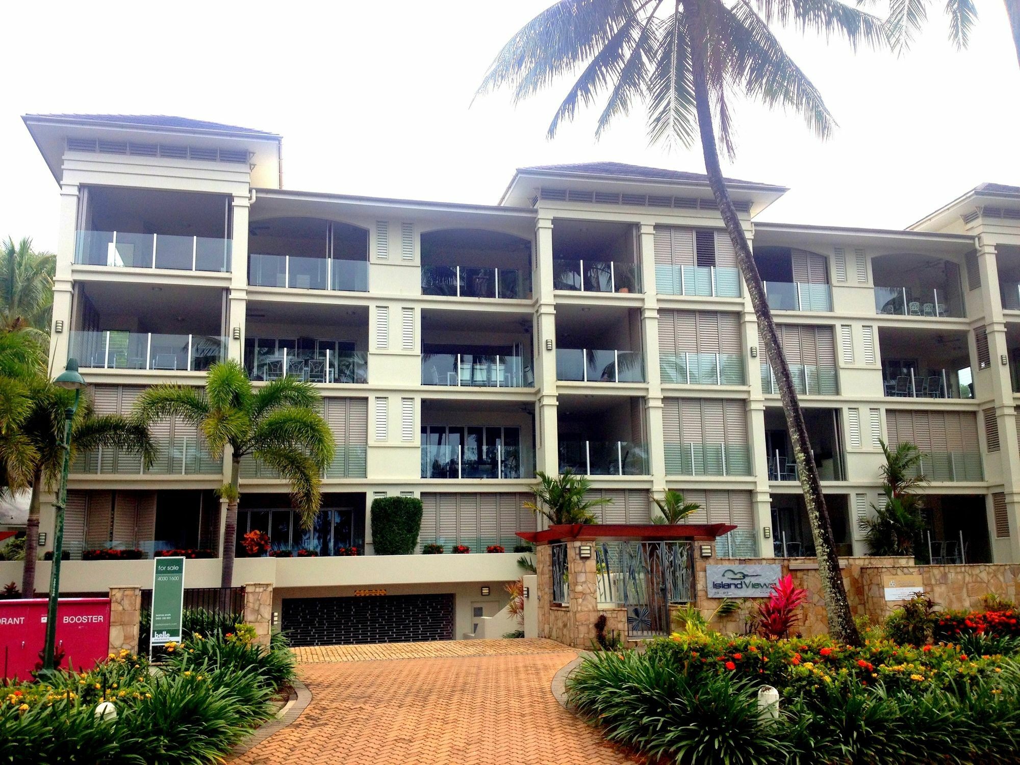 Island Views Beachfront Apartments Palm Cove Exteriör bild