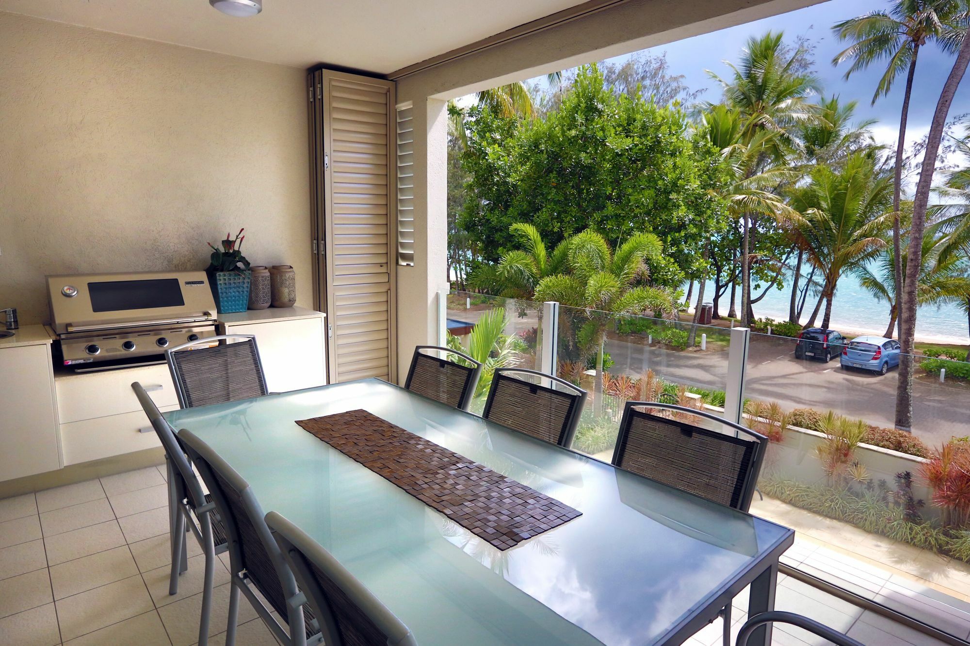 Island Views Beachfront Apartments Palm Cove Exteriör bild